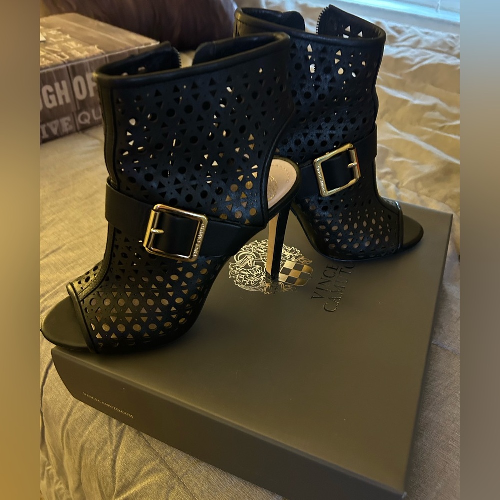 Vince Camuto black heeld